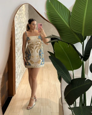 Morena Blanc - Vestido curto ourinho FARM