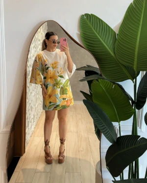 Morena Blanc - Vestido T-shirt floral FARM