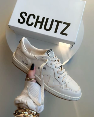 Morena Blanc - Schutz ST001