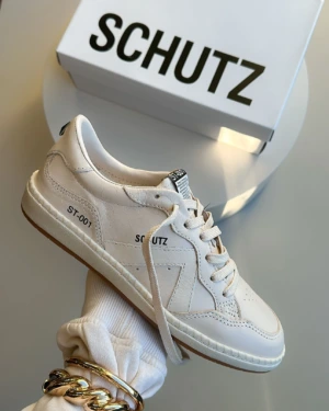 Morena Blanc - Schutz ST001